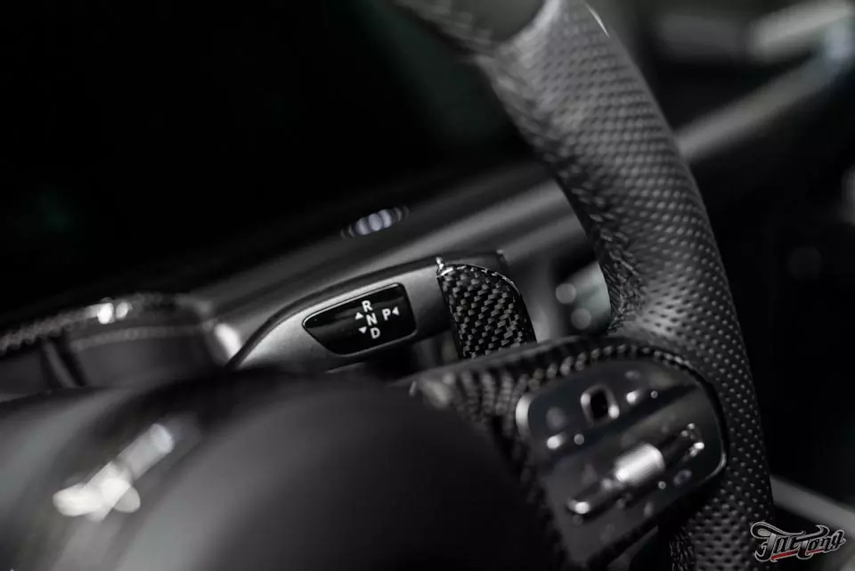 Mercedes G63 AMG. Ламинация карбоном кожуха запасного колеса, зеркал и вставки в руль!